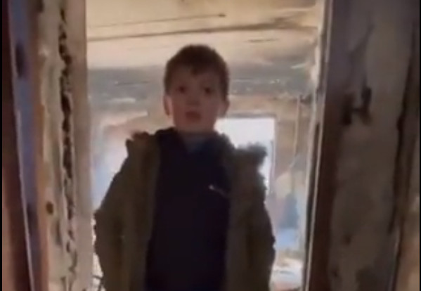 Ουκρανία: Επτάχρονος που έχει εγκλωβιστεί στη Μαριούπολη συγκλονίζει με το μήνυμά του