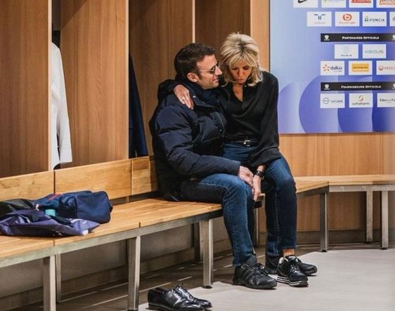 Εμανουέλ Μακρόν: Η τρυφερή στιγμή με την Μπριζίτ μπροστά στο φακό