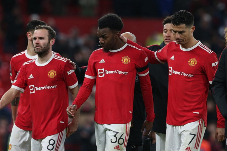 Νέβιλ: Η Γιουνάιτεντ κάνει τον κόσμο της να βαριέται όταν τη βλέπει