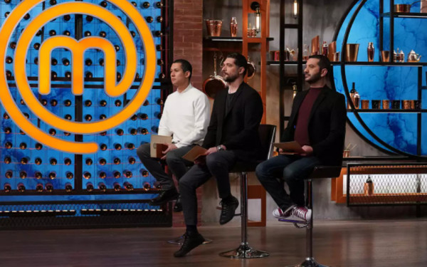 MasterChef: Ανακοίνωσε ότι αποχωρεί οικειοθελώς και άφησε «κάγκελο» τους κριτές