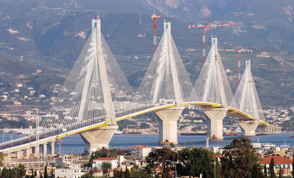 Πάτρα: Άνδρας έπεσε από τη γέφυρα Ρίου-Αντιρρίου – Έρευνες για τον εντοπισμό του