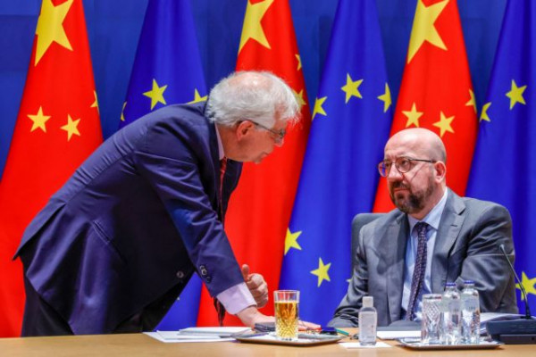 Η ΕΕ ζητάει από την Κίνα να μην βοηθήσει τη Ρωσία ν’ αντιμετωπίσει τις δυτικές κυρώσεις