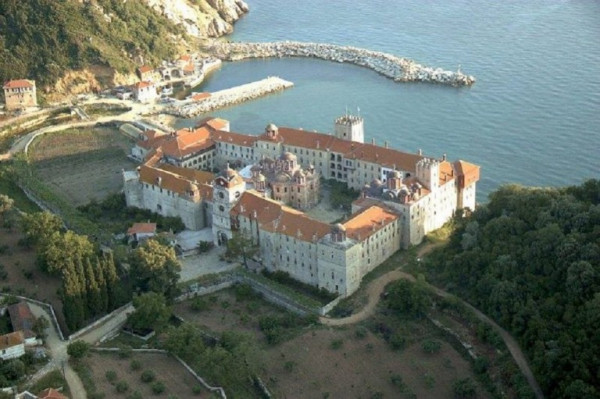 Άγιον Όρος: «Επέλαση» Ρώσων υπερεθνικιστών με λάβαρα στο υπό κατάληψη κτίριο καταγγέλλει ο ηγούμενος της Μονής