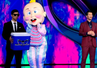 The Masked Singer: Το μωρό ενθουσίασε τους κριτές και «έπνιξε» τον Ρουβά στις αγκαλιές