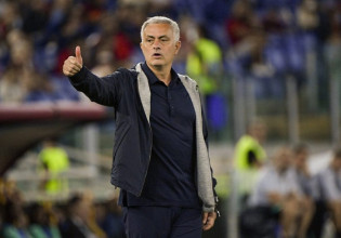 Ο Μουρίνιο τίμησε τη μνήμη του Μαραντόνα (Vid)