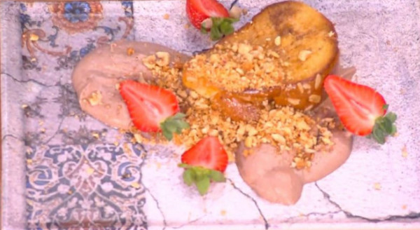 Ο Τίμος Ζαχαράτος ετοιμάζει μους σοκολάτας με καραμελωμένο τσουρέκι και κραμπλ από κουλούρια