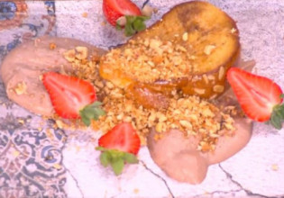 Ο Τίμος Ζαχαράτος ετοιμάζει μους σοκολάτας με καραμελωμένο τσουρέκι και κραμπλ από κουλούρια