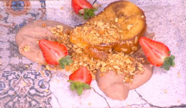 Ο Τίμος Ζαχαράτος ετοιμάζει μους σοκολάτας με καραμελωμένο τσουρέκι και κραμπλ από κουλούρια