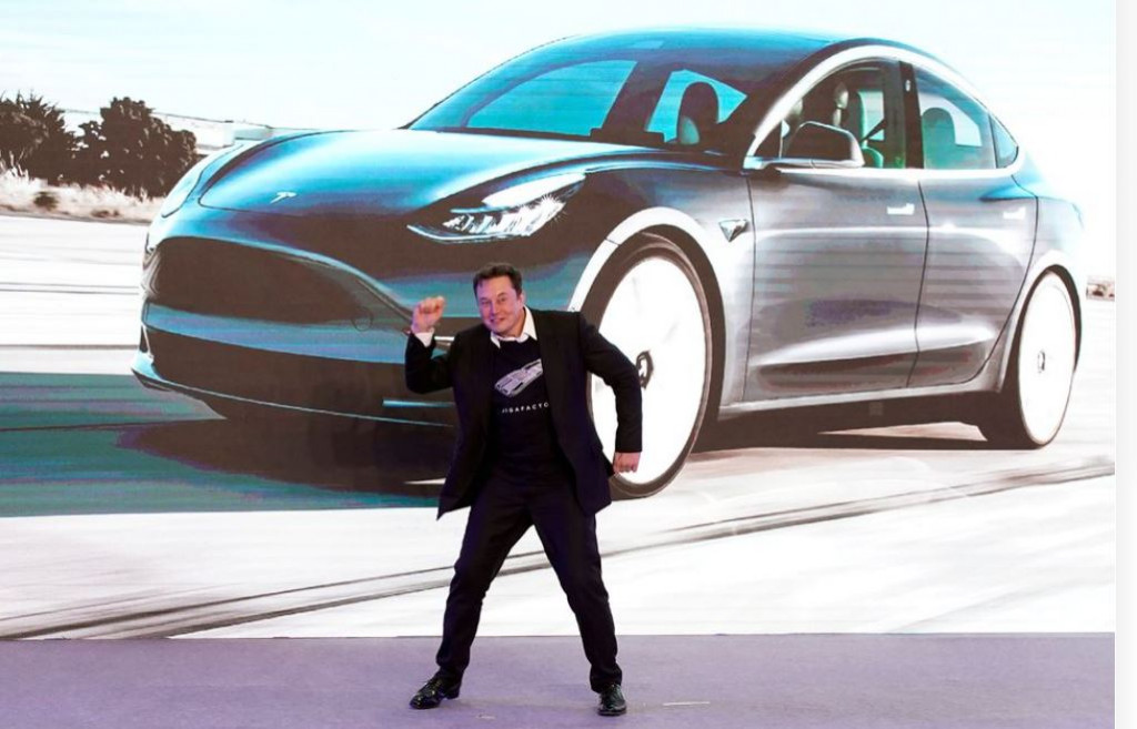 Έλον Μασκ: Θα καταφέρει να διοικεί Tesla, SpaceX και επιπλέον το Twitter;