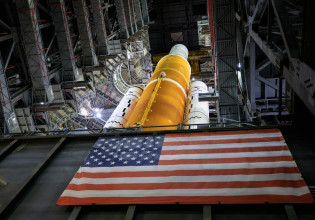NASA: Πίσω στο συνεργείο ο πύραυλος της επιστροφής στη Σελήνη