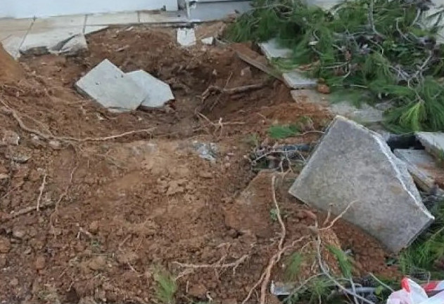 Νέα Σμύρνη: Γυναίκα με αναπηρία εγκλωβισμένη στο σπίτι της εξαιτίας μίας… λακκούβας