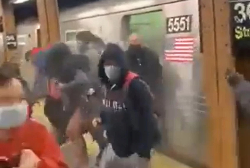 Νέα Υόρκη: Καρέ καρέ η στιγμή του τρόμου στο μετρό την ώρα των πυροβολισμών