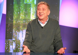 Ο Κώστας Κόκλας απαντάει στο σάλο για το γκέι φιλί στη σειρά της ΕΡΤ