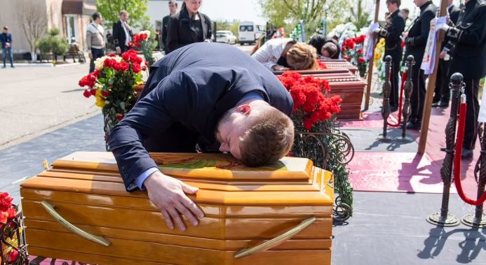 Πόλεμος στην Ουκρανία: Πατέρας καταρρέει στην κηδεία της γυναίκας και του παιδιού τους – Σκοτώθηκαν σε ρωσική πυραυλική επίθεση