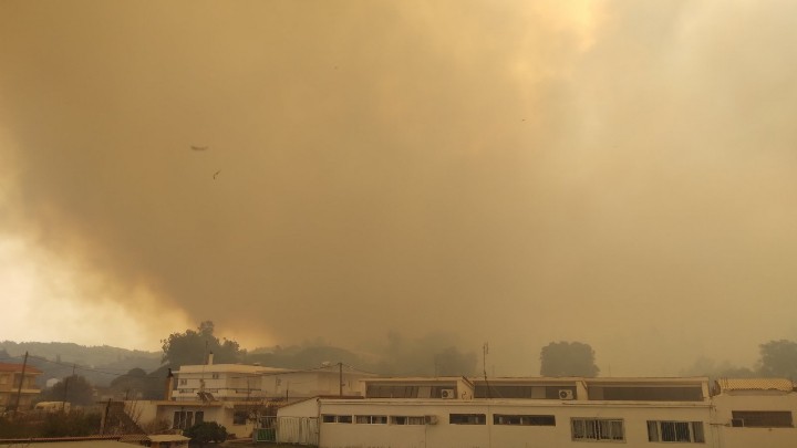 Ρόδος: Μεγάλη φωτιά στη Σορωνή - Εκκενώνεται τμήμα του χωριού