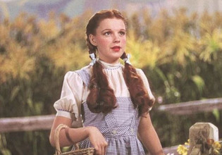 Σε δημοπρασία το διάσημο φόρεμα της Ντόροθι από τον Μάγο του Οζ