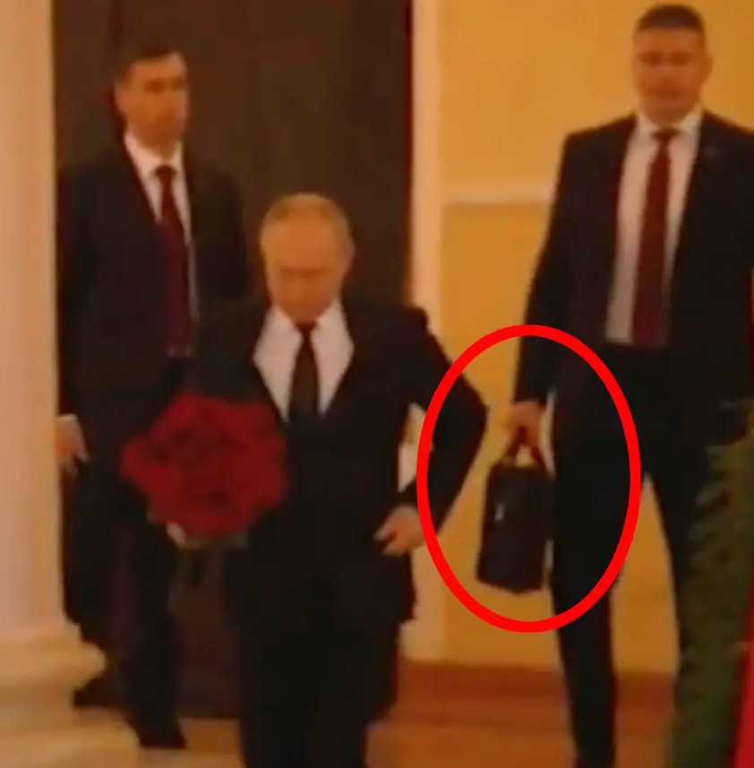 Η φωτογραφία που προκαλεί παγκόσμιο συναγερμό: Εθεάθη ο Πούτιν με το βαλιτσάκι των πυρηνικών; - ΤΑ ΝΕΑ