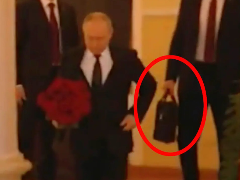 Η φωτογραφία που προκαλεί παγκόσμιο συναγερμό: Εθεάθη ο Πούτιν με το βαλιτσάκι των πυρηνικών;