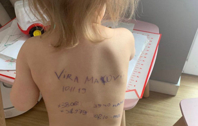 Ουκρανία: Μάνα γράφει τα στοιχεία της στα σώματα των παιδιών της σε περίπτωση που σκοτωθεί