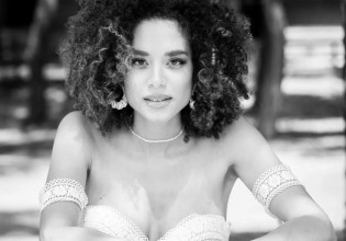 Μαριάννα Παινέση: Ετοιμάζεται να ανέβει τα σκαλιά της εκκλησίας και λάμπει από ευτυχία