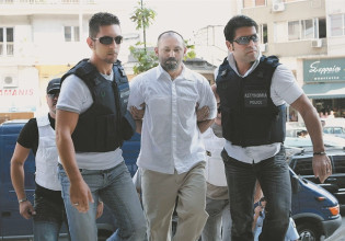 «Γέφυρα» με 200 ποινικούς και τον Βασίλη Παλαιοκώστα