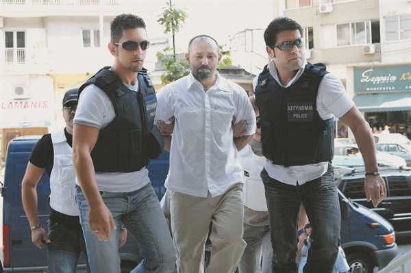 «Γέφυρα» με 200 ποινικούς και τον Βασίλη Παλαιοκώστα