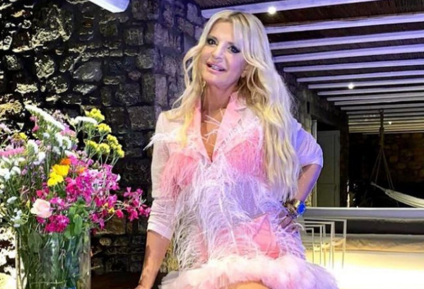 Μαρίνα Πατούλη: Με πουπουλένιο φόρεμα στην Μύκονο για την Ανάσταση