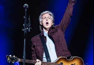 Πολ ΜακΚάρτνεϊ: Mε την σημαία της Ουκρανία ξεκίνησε την παγκόσμια περιοδεία του