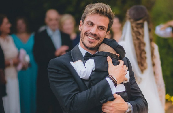 Άκης Πετρετζίκης: Ποζάρει με τον 10 μηνών γιο του και το Instagram τον αποθεώνει