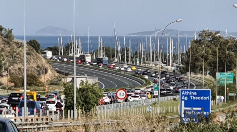 Κίνηση στους δρόμους: Με προβλήματα η μεγάλη επιστροφή των Αθηναίων – Πού παρατηρείται μποτιλιάρισμα [Χάρτες]