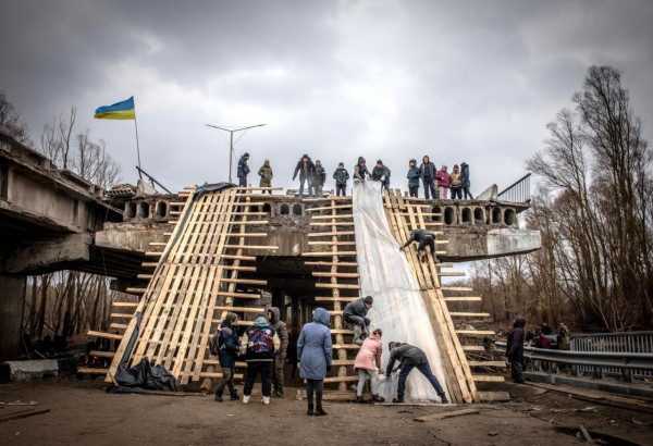 Ουκρανία: Πολίτες φτιάχνουν αυτοσχέδια γέφυρα στο Ιβάνκιβ – Η κανονική είχε γκρεμιστεί από τους βομβαρδισμούς