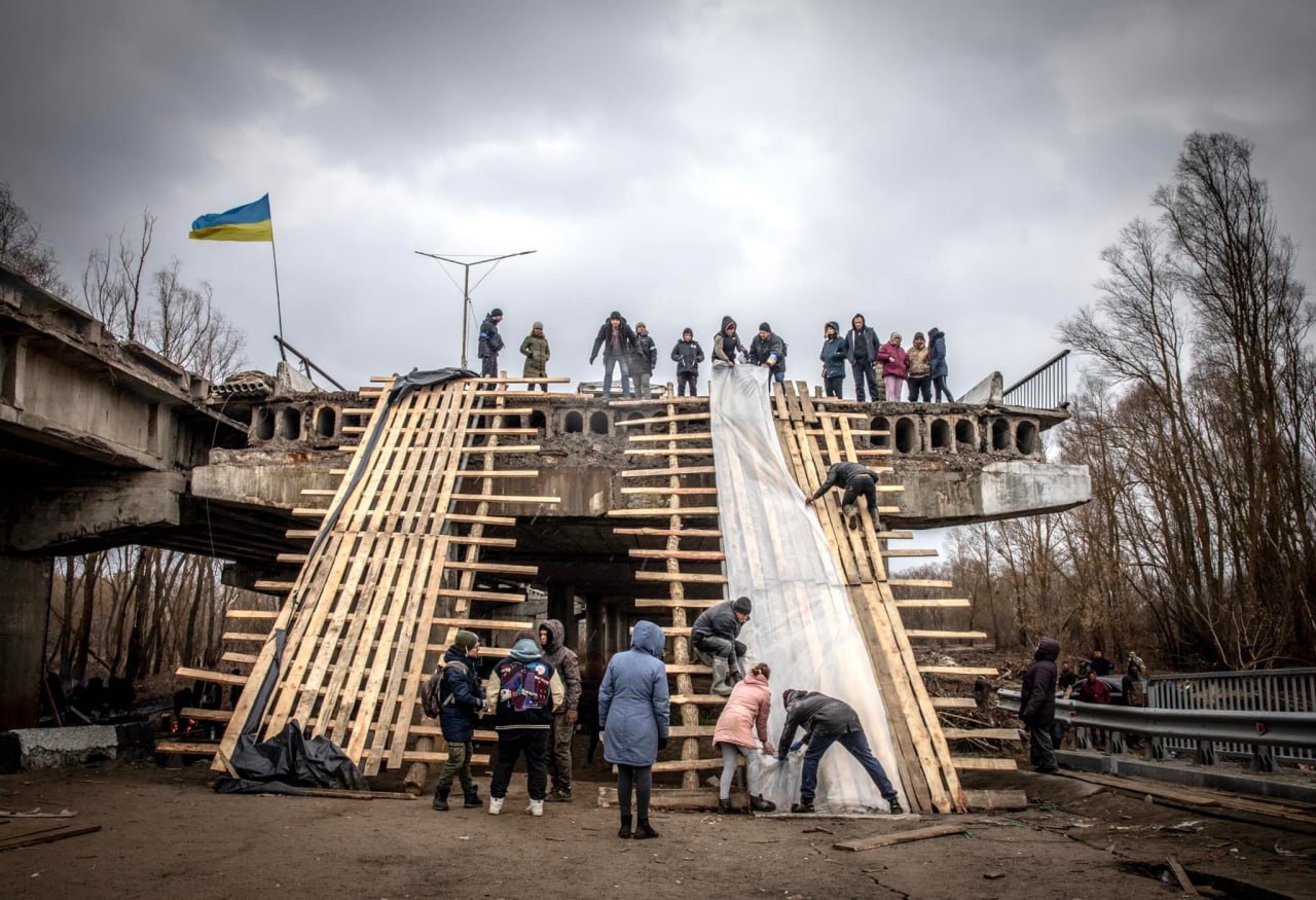 Ουκρανία: Πολίτες φτιάχνουν αυτοσχέδια γέφυρα στο Ιβάνκιβ - Η κανονική είχε γκρεμιστεί από τους βομβαρδισμούς