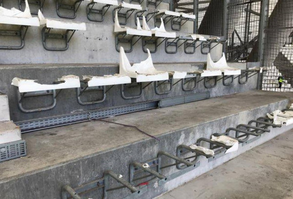 Διέλυσαν το «Βελοντρόμ» οι οπαδοί του ΠΑΟΚ – Σοκαριστικές εικόνες από την εξέδρα τους