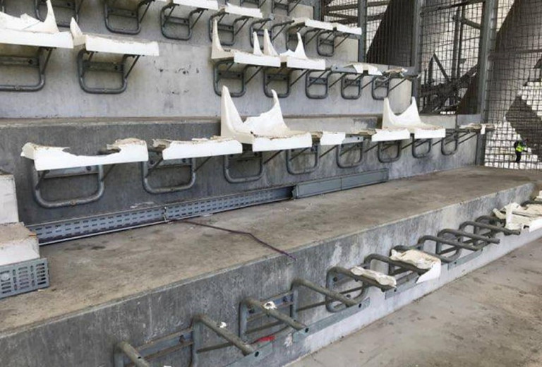 Διέλυσαν το «Βελοντρόμ» οι οπαδοί του ΠΑΟΚ – Σοκαριστικές εικόνες από την εξέδρα τους