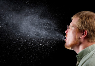 Κοροναϊός: Τι αποκαλύπτει για την ασυμπτωματική μετάδοση η πρώτη μελέτη εσκεμμένης μόλυνσης