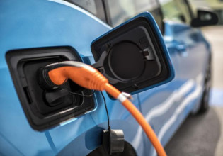 «Πατάνε γκάζι» τα υβριδικά