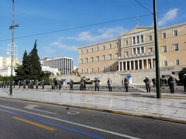 Ένταση σε πορεία στο κέντρο της Αθήνας - Τραυματίστηκαν τρεις αστυνομικοί