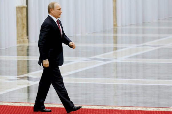 Βλαντίμιρ Πούτιν: Το κολλημένο δεξί χέρι πάνω του όποτε περπατάει