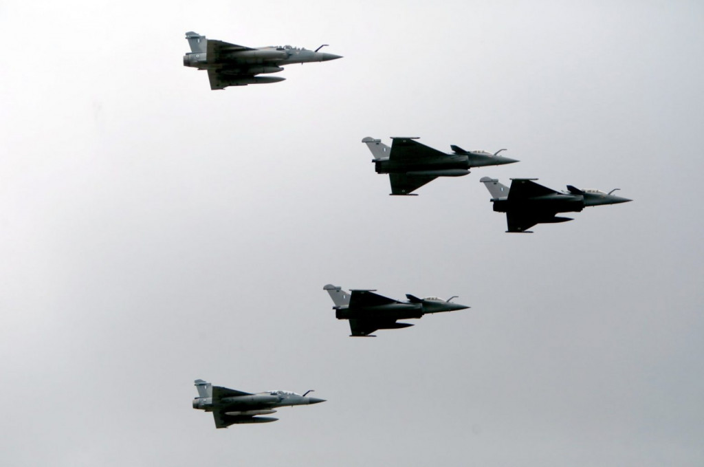 La Tribune: Η Σερβία διαπραγματεύεται την αγορά 12 μαχητικών αεροσκαφών Rafale