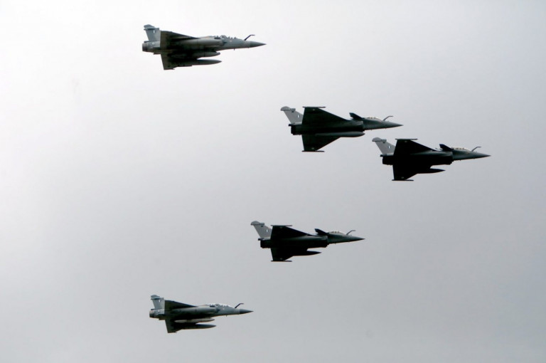 La Tribune: Η Σερβία διαπραγματεύεται την αγορά 12 μαχητικών αεροσκαφών Rafale