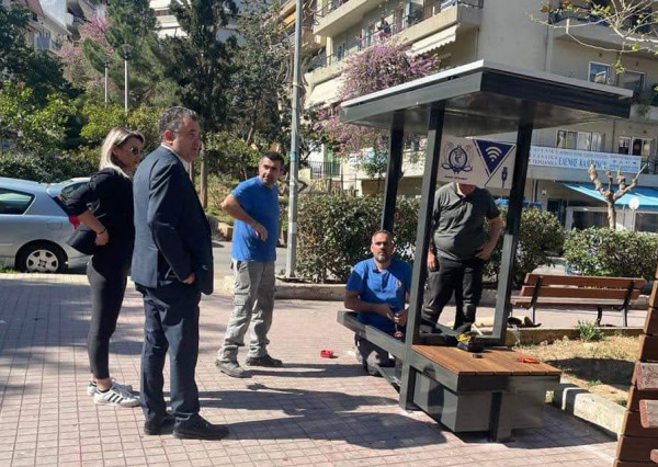 Ζωγράφου: Μπήκε το πρώτο «έξυπνο» παγκάκι για ΑΜεΑ