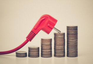 Ηλεκτρικό ρεύμα: «Καίει» τους καταναλωτές η ρήτρα αναπροσαρμογής – Τι εξετάζει η κυβέρνηση