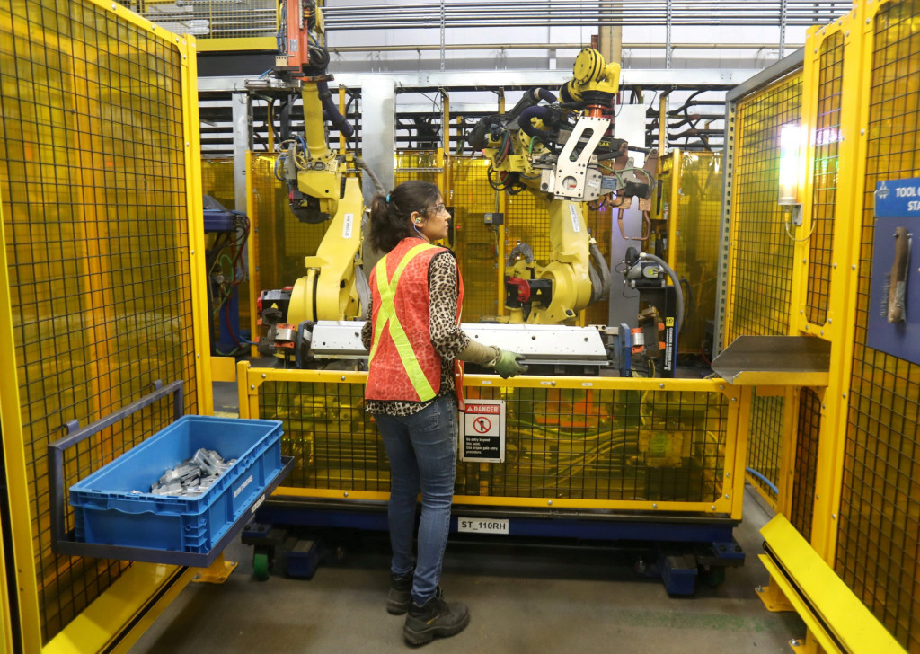 Ενισχύθηκε ο σύνθετος δείκτης PMI στην ευρωζώνη – Αντίθετη πορεία για μεταποίηση και υπηρεσίες