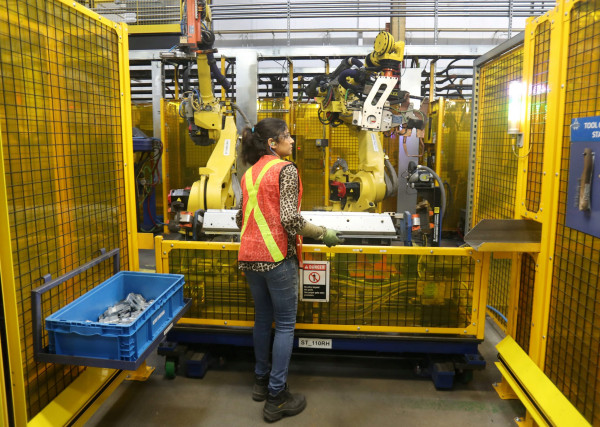 Ενισχύθηκε ο σύνθετος δείκτης PMI στην ευρωζώνη – Αντίθετη πορεία για μεταποίηση και υπηρεσίες