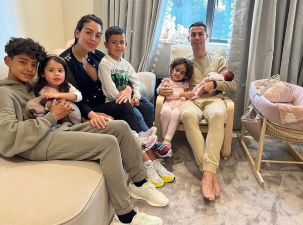 Κριστιάνο Ρονάλντο: Η τρυφερή φωτογραφία που ανέβασε με την νεογέννητη κόρη του αγκαλιά