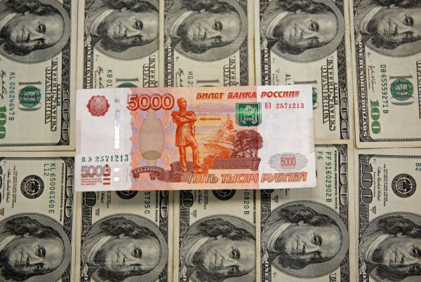 Η Ρωσία αποφεύγει τη χρεοκοπία, πληρώνοντας ομόλογα σε δολάρια