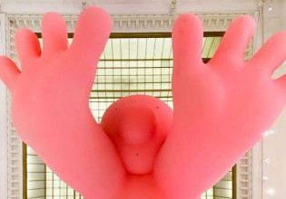 Τεράστια ροζ γλυπτά από τσιχλόφουσκες στο Παρίσι