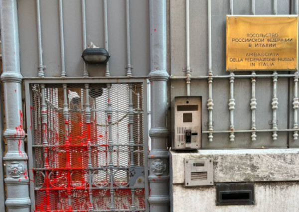 Ιταλία: Επίθεση με κόκκινες μπογιές στη ρωσική πρεσβεία στη Ρώμη