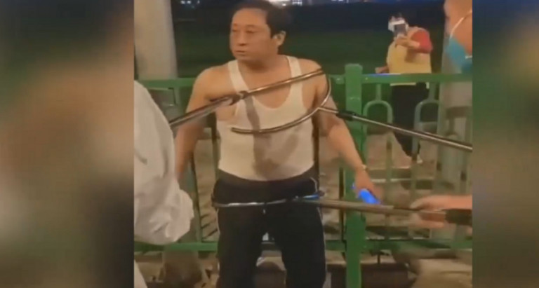 Σανγκάη: Αρπάζουν πολίτες με… δαγκάνες – Απομακρύνουν παιδιά από τις οικογένειές τους