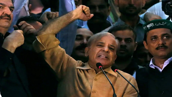 Πακιστάν: Ο νέος πρωθυπουργός της χώρας είναι απίστευτος – Παθιάζεται στις ομιλίες και σπάει τα μικρόφωνα
